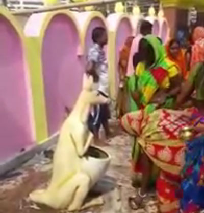 印度民眾誤將分類垃圾箱當神像祭拜 引發(fā)網友熱議