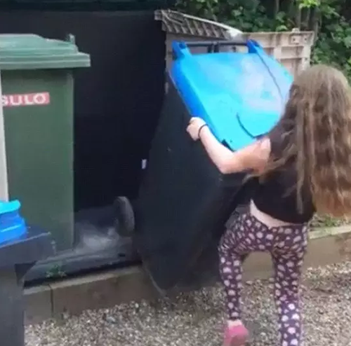    打臉！英國清潔工稱垃圾桶難放 8歲女孩當場示范