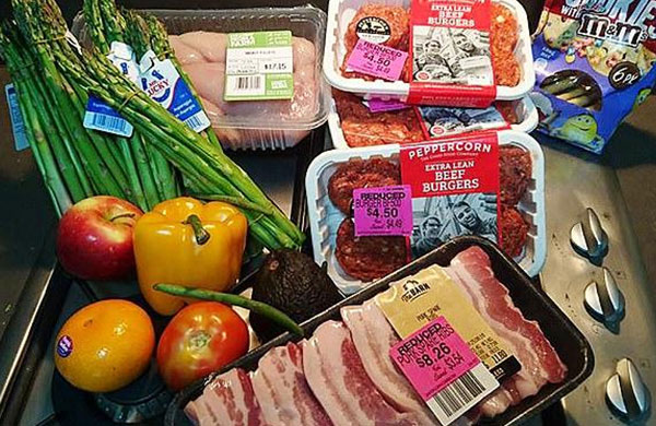 澳洲女護士為省錢 垃圾桶里翻食物