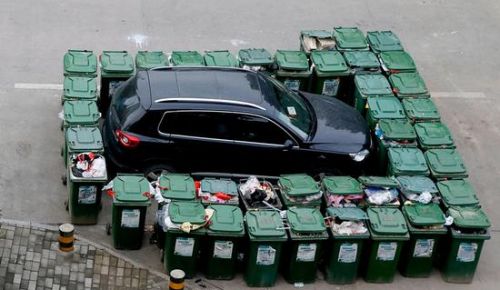 汽車被垃圾桶包圍是被惡搞還是得罪人了？