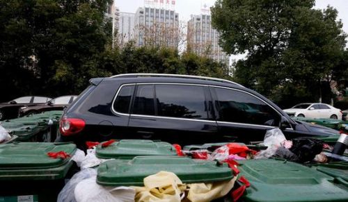 汽車被垃圾桶包圍是被惡搞還是得罪人了？