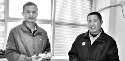 摩的師傅垃圾桶撿到萬(wàn)元現(xiàn)金,拾金不昧送還失主