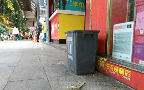 垃圾桶當(dāng)足球踢？！城區(qū)大半年累計丟近千個垃圾桶